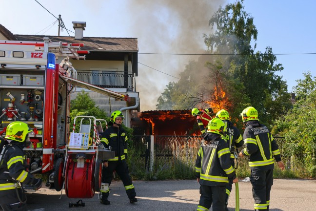 Brand bei Garage: bergreifen der Flammen auf Wohnhaus in Marchtrenk in letzter Minute verhindert