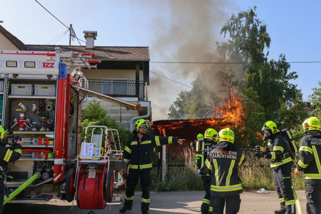 Brand bei Garage: bergreifen der Flammen auf Wohnhaus in Marchtrenk in letzter Minute verhindert