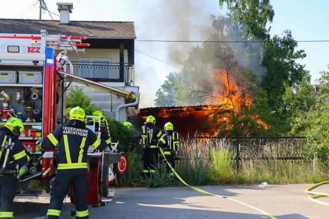 Brand bei Garage: bergreifen der Flammen auf Wohnhaus in Marchtrenk in letzter Minute verhindert