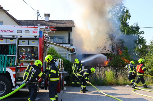 Brand bei Garage: bergreifen der Flammen auf Wohnhaus in Marchtrenk in letzter Minute verhindert