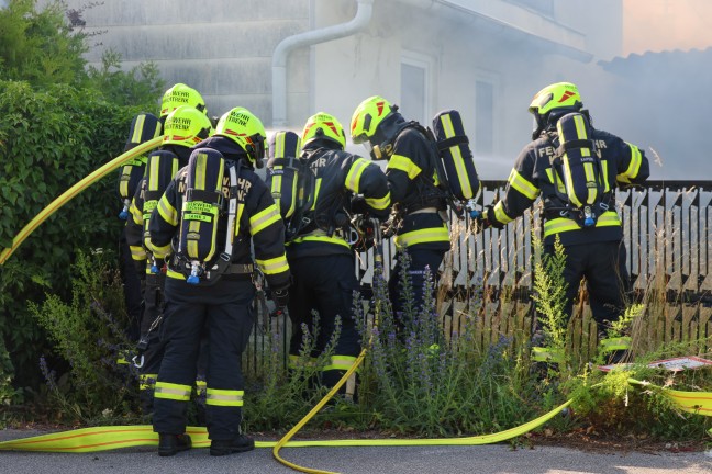 Brand bei Garage: bergreifen der Flammen auf Wohnhaus in Marchtrenk in letzter Minute verhindert
