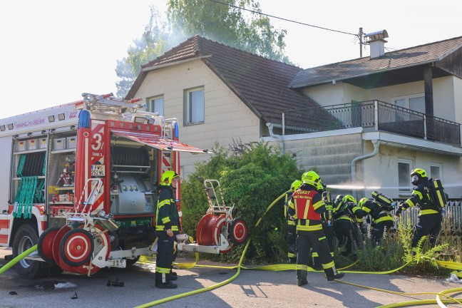 Brand bei Garage: bergreifen der Flammen auf Wohnhaus in Marchtrenk in letzter Minute verhindert