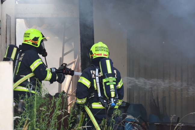 Brand bei Garage: bergreifen der Flammen auf Wohnhaus in Marchtrenk in letzter Minute verhindert