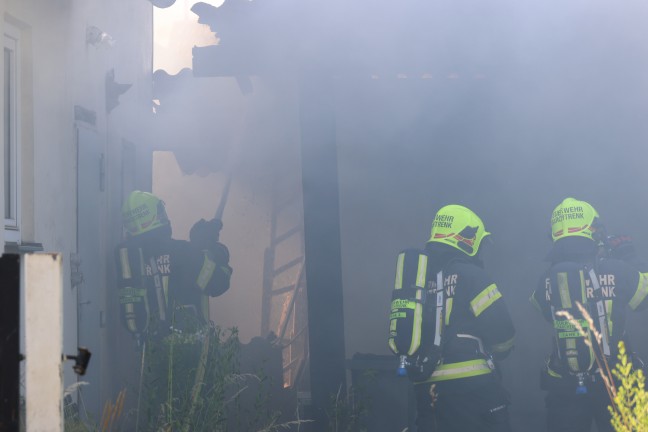 Brand bei Garage: bergreifen der Flammen auf Wohnhaus in Marchtrenk in letzter Minute verhindert