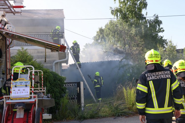 Brand bei Garage: bergreifen der Flammen auf Wohnhaus in Marchtrenk in letzter Minute verhindert