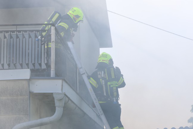 Brand bei Garage: bergreifen der Flammen auf Wohnhaus in Marchtrenk in letzter Minute verhindert