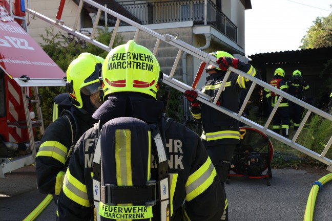Brand bei Garage: bergreifen der Flammen auf Wohnhaus in Marchtrenk in letzter Minute verhindert
