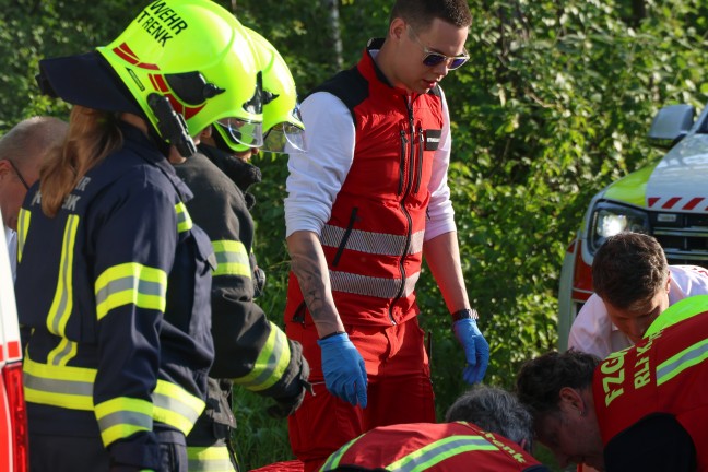 Personenrettung in Marchtrenk: Bub nach Sturz ber Bschung durch Feuerwehr aus der Traun gerettet