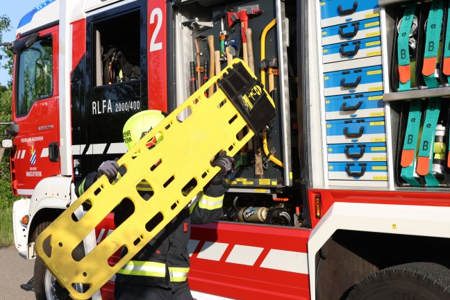 Personenrettung in Marchtrenk: Bub nach Sturz ber Bschung durch Feuerwehr aus der Traun gerettet