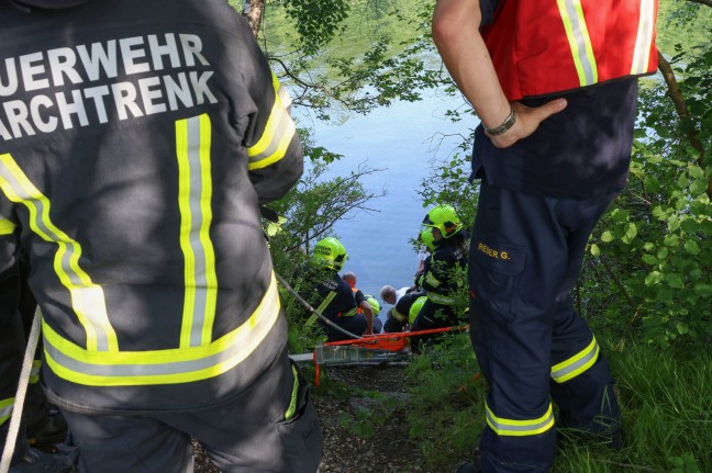 Personenrettung in Marchtrenk: Bub nach Sturz ber Bschung durch Feuerwehr aus der Traun gerettet
