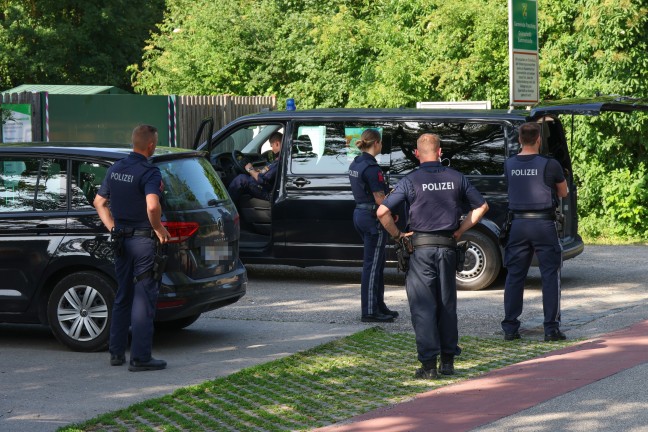 Messerattacke: 16-Jhriger stach in einem Wohnhaus in Pasching mit Messer auf seine Mutter ein