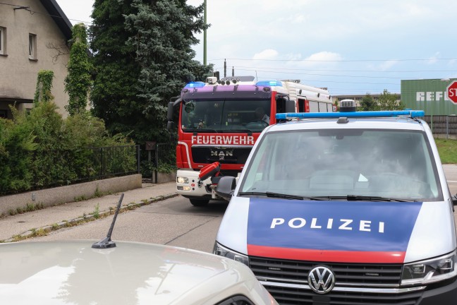 Feuerwehr bei Brandverdacht in einem Wohnhaus in Wels-Vogelweide im Einsatz