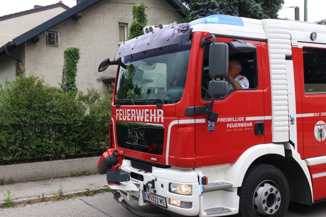 Feuerwehr bei Brandverdacht in einem Wohnhaus in Wels-Vogelweide im Einsatz