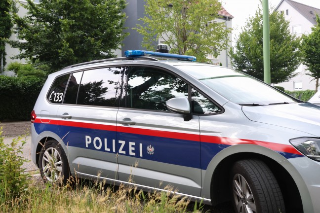 Feuerwehr und Polizei in einem Mehrparteienwohnhaus in Wels-Lichtenegg im Einsatz
