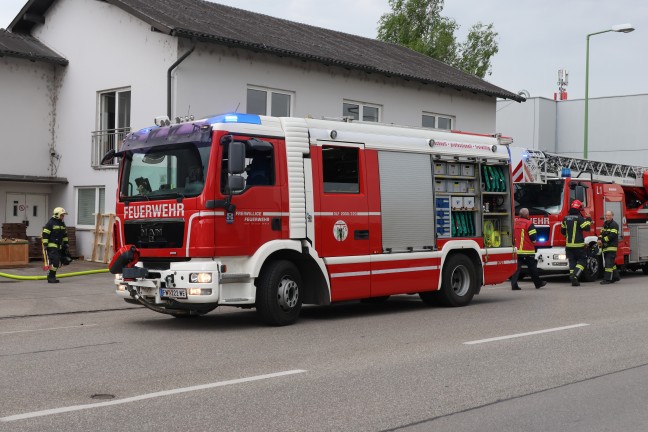 Gefahrstoffeinsatz: Chemische Reaktion in einem Gewerbebetrieb in Wels-Pernau sorgt fr Einsatz