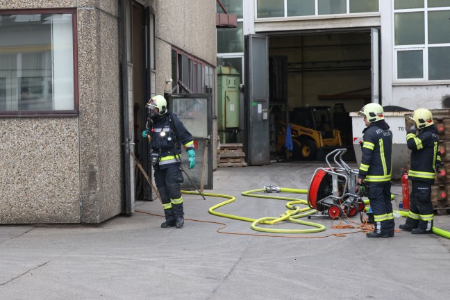 Gefahrstoffeinsatz: Chemische Reaktion in einem Gewerbebetrieb in Wels-Pernau sorgt fr Einsatz