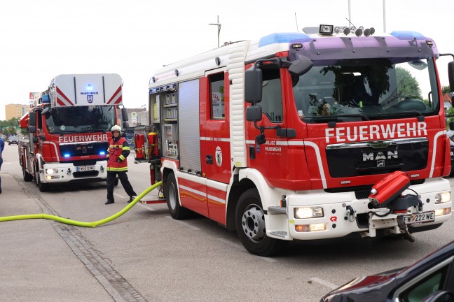 Gefahrstoffeinsatz: Chemische Reaktion in einem Gewerbebetrieb in Wels-Pernau sorgt fr Einsatz