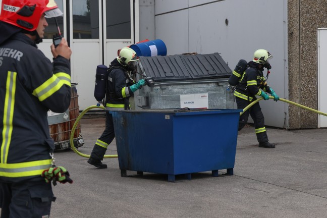 Gefahrstoffeinsatz: Chemische Reaktion in einem Gewerbebetrieb in Wels-Pernau sorgt fr Einsatz