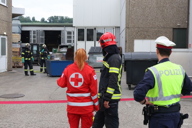 Gefahrstoffeinsatz: Chemische Reaktion in einem Gewerbebetrieb in Wels-Pernau sorgt fr Einsatz
