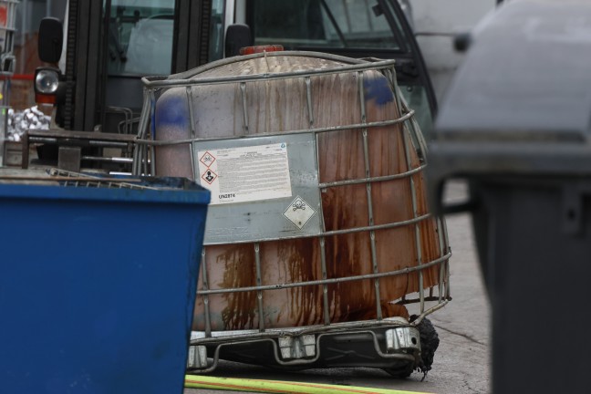 Gefahrstoffeinsatz: Chemische Reaktion in einem Gewerbebetrieb in Wels-Pernau sorgt fr Einsatz
