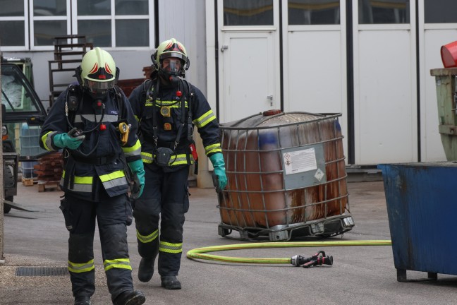 Gefahrstoffeinsatz: Chemische Reaktion in einem Gewerbebetrieb in Wels-Pernau sorgt fr Einsatz