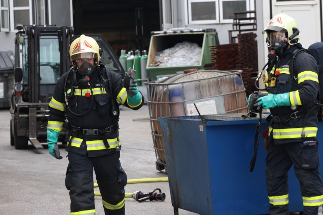 Gefahrstoffeinsatz: Chemische Reaktion in einem Gewerbebetrieb in Wels-Pernau sorgt fr Einsatz