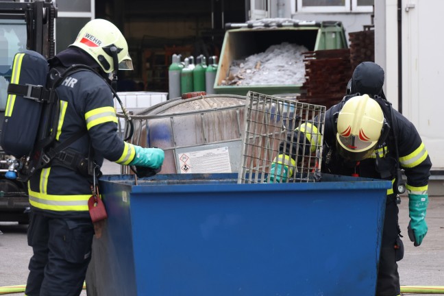 Gefahrstoffeinsatz: Chemische Reaktion in einem Gewerbebetrieb in Wels-Pernau sorgt fr Einsatz