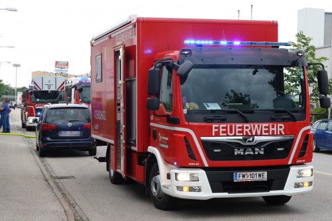 Gefahrstoffeinsatz: Chemische Reaktion in einem Gewerbebetrieb in Wels-Pernau sorgt fr Einsatz