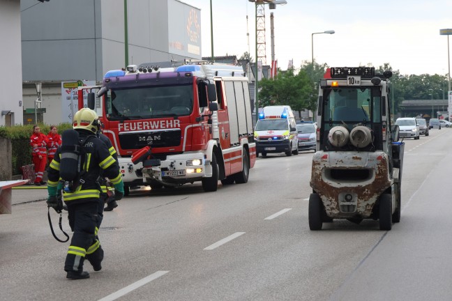 Gefahrstoffeinsatz: Chemische Reaktion in einem Gewerbebetrieb in Wels-Pernau sorgt fr Einsatz