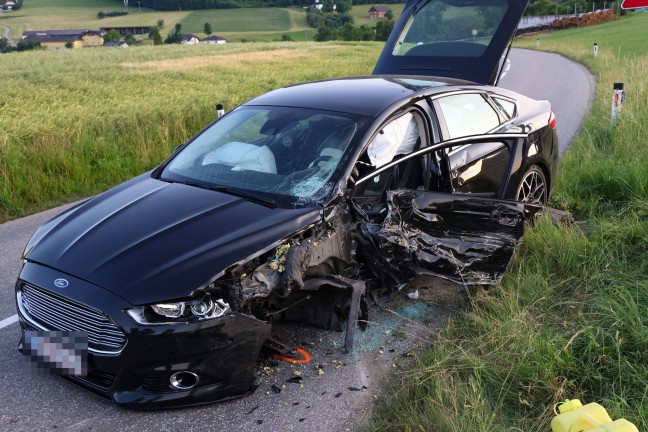 Schwerer Crash zwischen zwei Autos in Ottnang am Hausruck