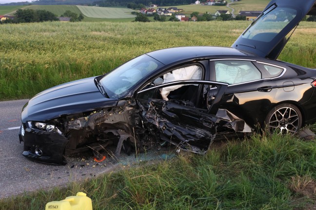 Schwerer Crash zwischen zwei Autos in Ottnang am Hausruck