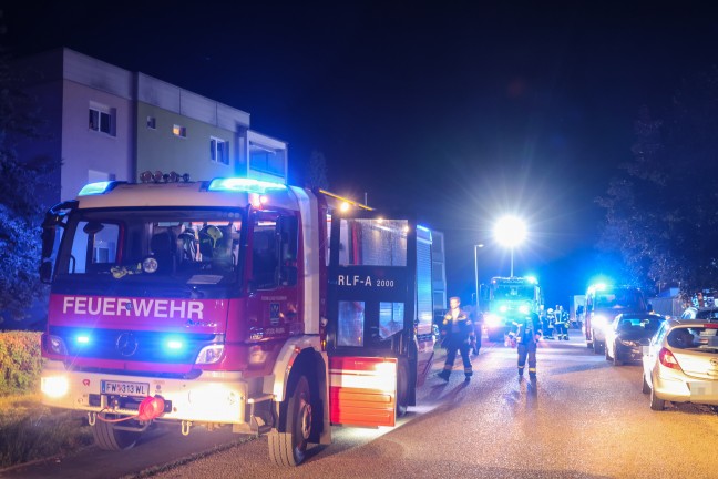 berhitztes l: Belftungsmanahmen durch Feuerwehr in einem Mehrparteienwohnhaus in Stadl-Paura