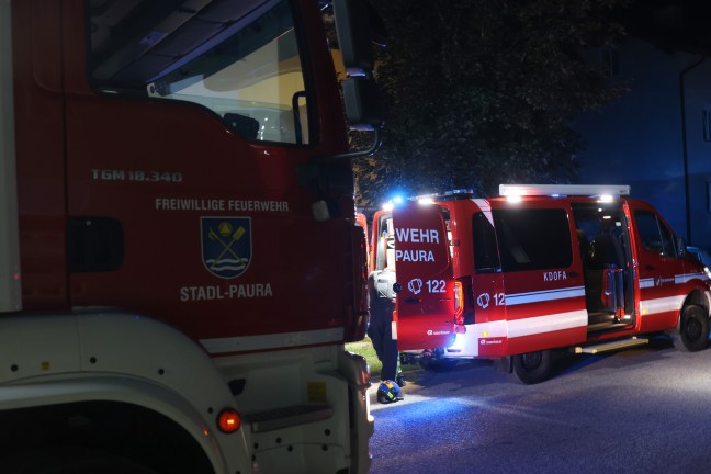 berhitztes l: Belftungsmanahmen durch Feuerwehr in einem Mehrparteienwohnhaus in Stadl-Paura