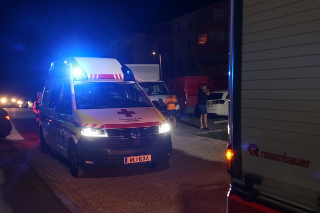 berhitztes l: Belftungsmanahmen durch Feuerwehr in einem Mehrparteienwohnhaus in Stadl-Paura