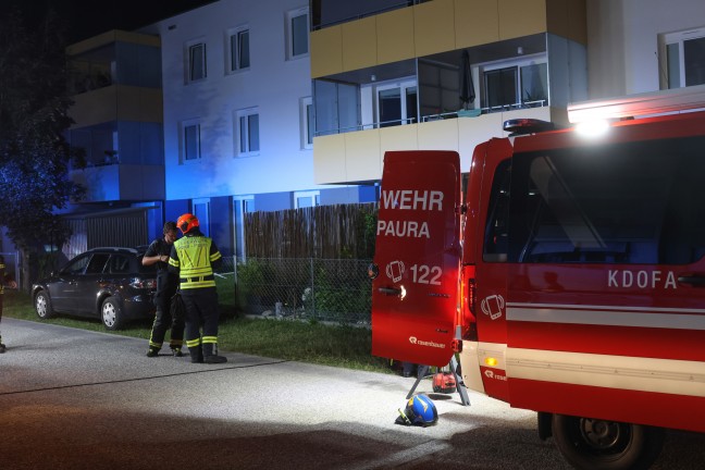 berhitztes l: Belftungsmanahmen durch Feuerwehr in einem Mehrparteienwohnhaus in Stadl-Paura
