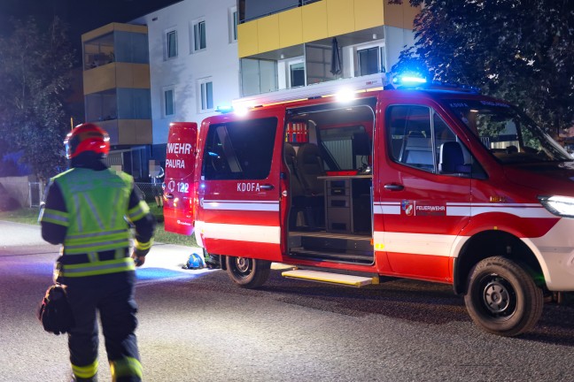 berhitztes l: Belftungsmanahmen durch Feuerwehr in einem Mehrparteienwohnhaus in Stadl-Paura