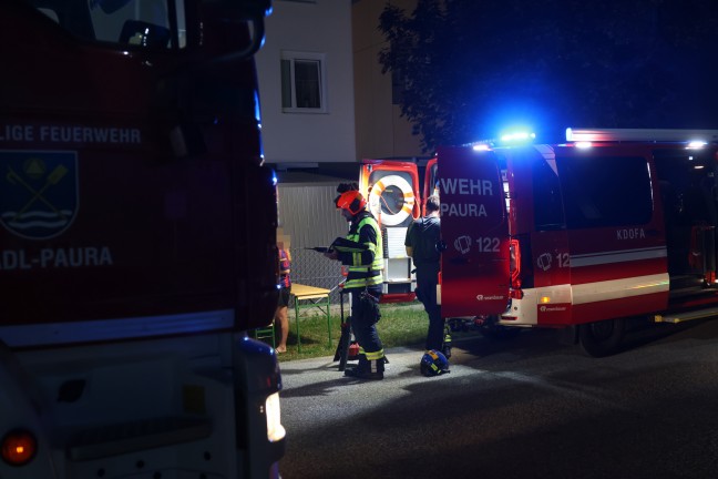 berhitztes l: Belftungsmanahmen durch Feuerwehr in einem Mehrparteienwohnhaus in Stadl-Paura
