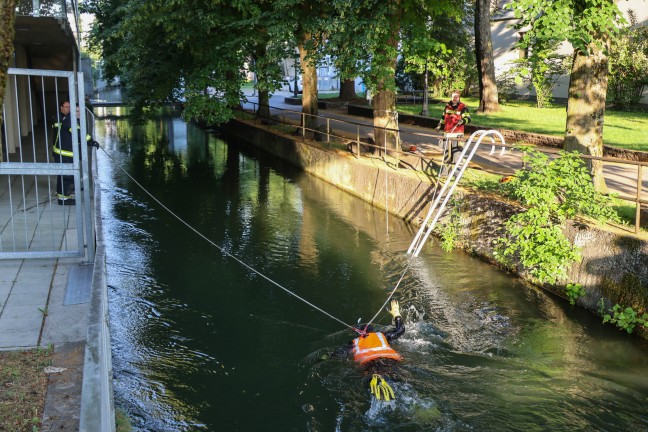 Taucheinsatz nach mglicherweise ins Wasser geworfener Tatwaffe im Mhlbach in Wels-Innenstadt