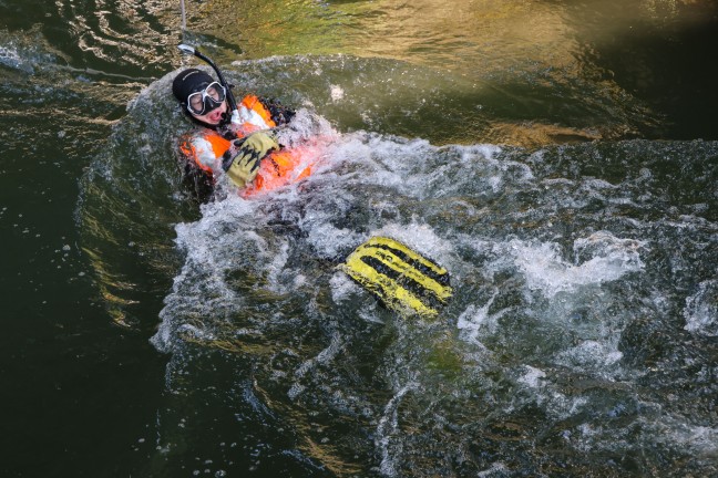 Taucheinsatz nach mglicherweise ins Wasser geworfener Tatwaffe im Mhlbach in Wels-Innenstadt