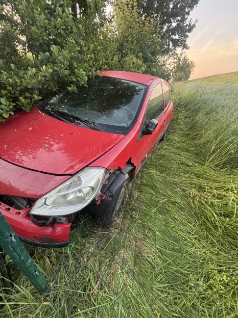 Reifenplatzer: Auto auf Rohrbacher Strae bei Neufelden von Strae abgekommen