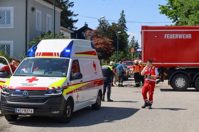 Auto nach heftigem Kreuzungscrash in Wels-Neustadt gegen Telefonmast gekracht