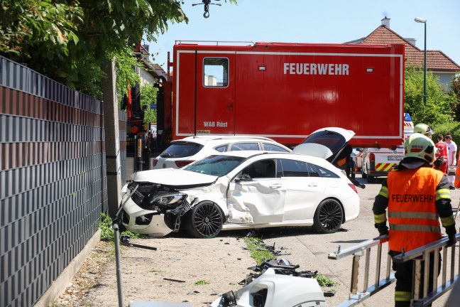 Auto nach heftigem Kreuzungscrash in Wels-Neustadt gegen Telefonmast gekracht