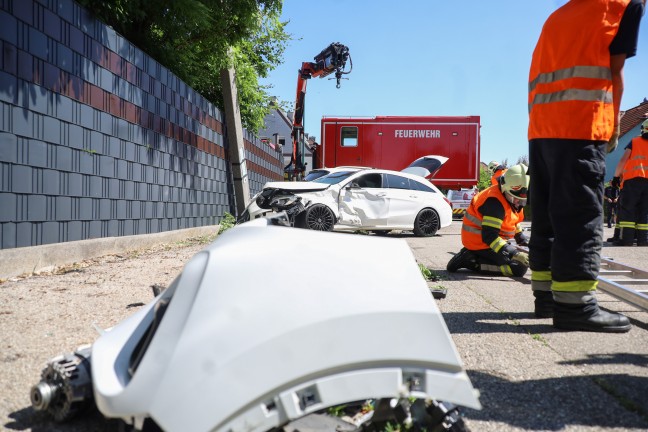 Auto nach heftigem Kreuzungscrash in Wels-Neustadt gegen Telefonmast gekracht