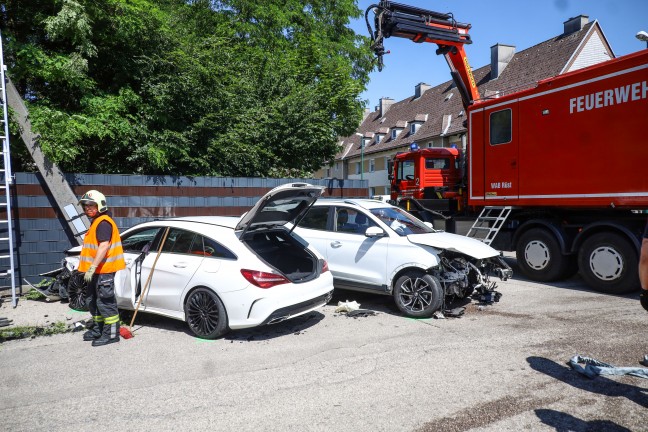 Auto nach heftigem Kreuzungscrash in Wels-Neustadt gegen Telefonmast gekracht