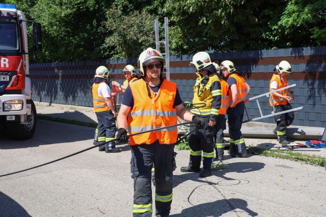Auto nach heftigem Kreuzungscrash in Wels-Neustadt gegen Telefonmast gekracht
