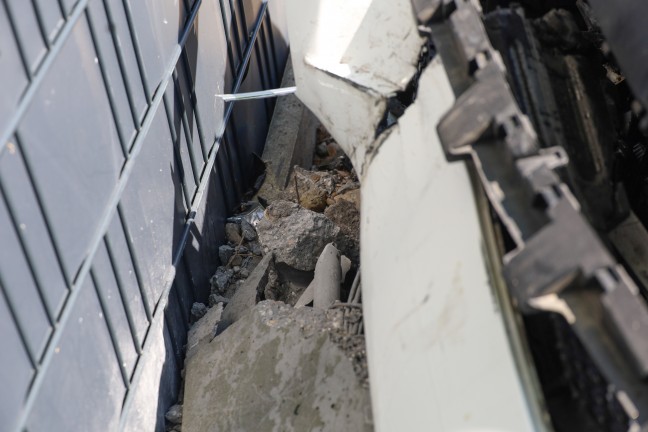 Auto nach heftigem Kreuzungscrash in Wels-Neustadt gegen Telefonmast gekracht