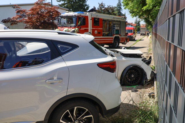 Auto nach heftigem Kreuzungscrash in Wels-Neustadt gegen Telefonmast gekracht