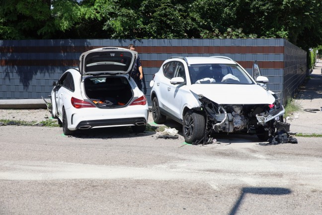Auto nach heftigem Kreuzungscrash in Wels-Neustadt gegen Telefonmast gekracht