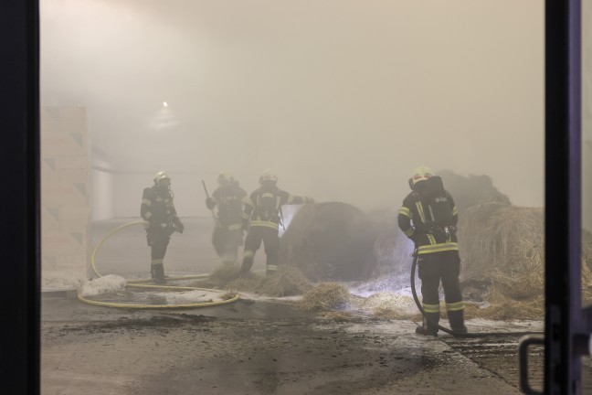 Brand in einer Messehalle in Wels-Lichtenegg sorgt fr Einsatz zweier Feuerwehren