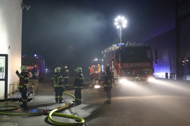 Brand in einer Messehalle in Wels-Lichtenegg sorgt fr Einsatz zweier Feuerwehren